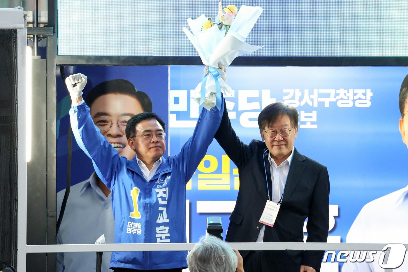 본문 이미지 - 이재명 더불어민주당 대표가 9일 저녁 서울 강서구 발산역 일대에서 열린 진교훈 강서구청장 후보의 유세에서 지지를 호소하고 있다. (공동취재) 2023.10.9/뉴스1 ⓒ News1 임세영 기자