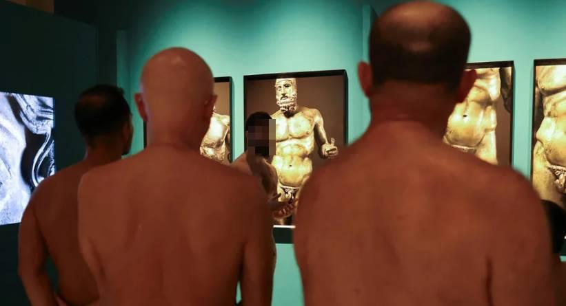 본문 이미지 - 가이드 에드가르드 메스트레(Edgard Mestre)가 28일 스페인 바르셀로나의 카탈로니아 고고학 박물관에 온 나체주의자들에게 설명을 전하고 있다. CNN