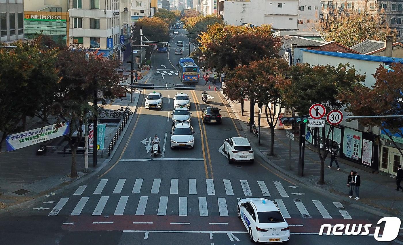 본문 이미지 - 대구시는 오는 27일 대구시 지역대학협력센터에서 중앙로 '대중교통전용지구' 운영 방향과 관련된 의견을 듣는 토론회를 연다. 사진은 지난 2023년 11월 일부 구간이 해제된 대중교통전용지구. 2023.11.1 ⓒ 뉴스1 공정식 기자