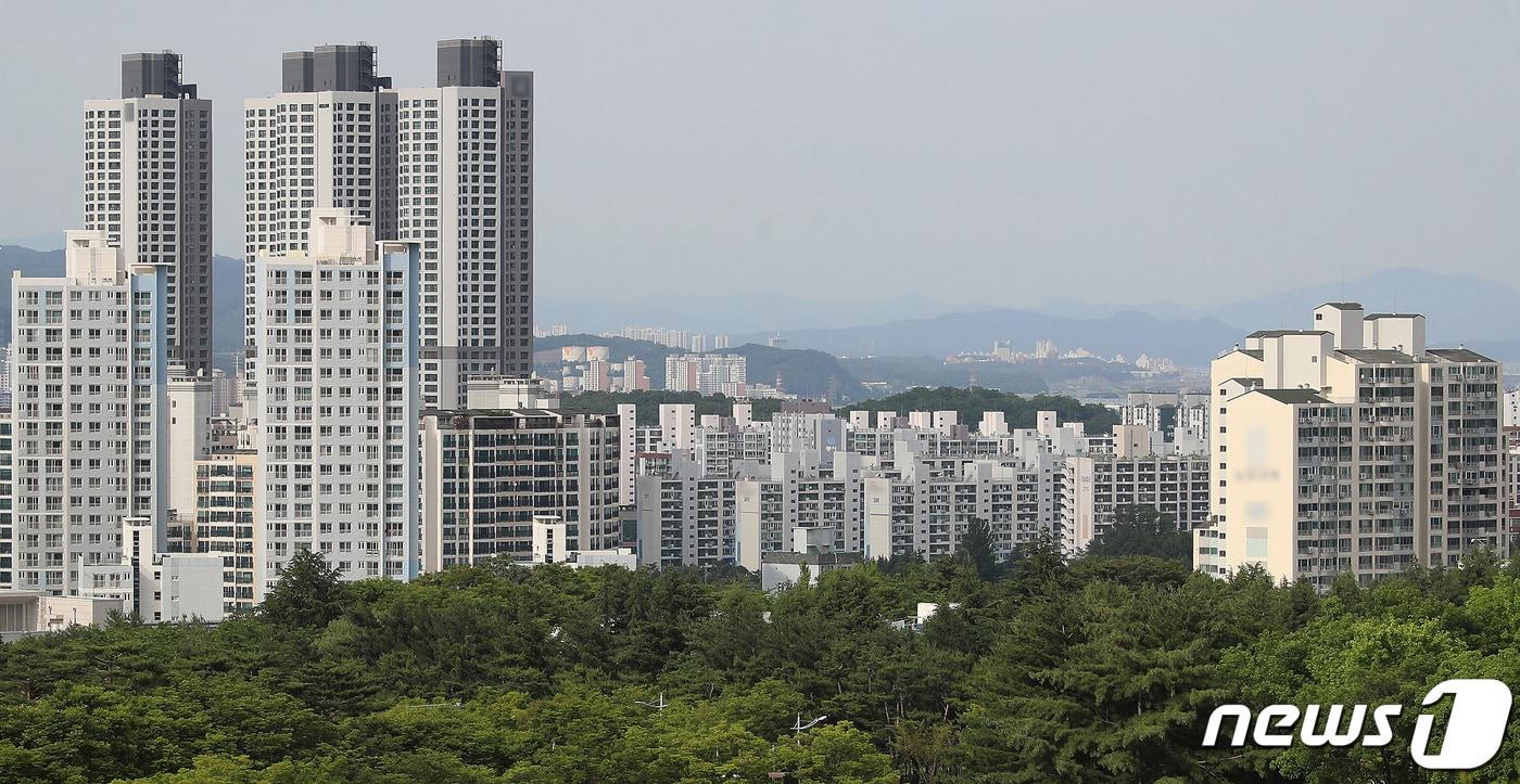 본문 이미지 - 대구의 아파트 매매거래가 두달 연속 증가세를 기록했다. 사진은 대구시내 한 부동산중개업소에 아파트 매물 안내문이 붙여있는 모습.(사진은 기사 내용과 무관함) ⓒ News1 DB