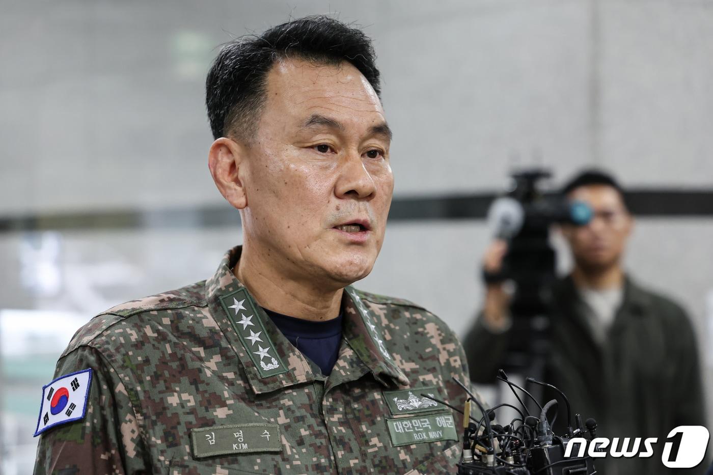 본문 이미지 - 김명수 합동참모본부 의장 후보자가 1일 오전 서울 용산구 국방부 별관에 마련된 사무실에 출근하며 취재진 질문에 답하고 있다./뉴스1 ⓒ News1 김도우 기자