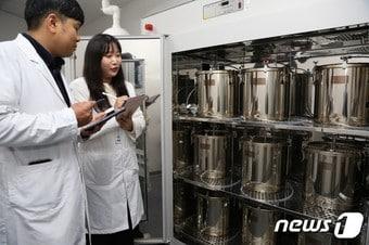 본문 이미지 - 한샘 연구원이 소형챔버실에서 폼알데하이드 방출량을 측정하고 있다. (한샘 제공)