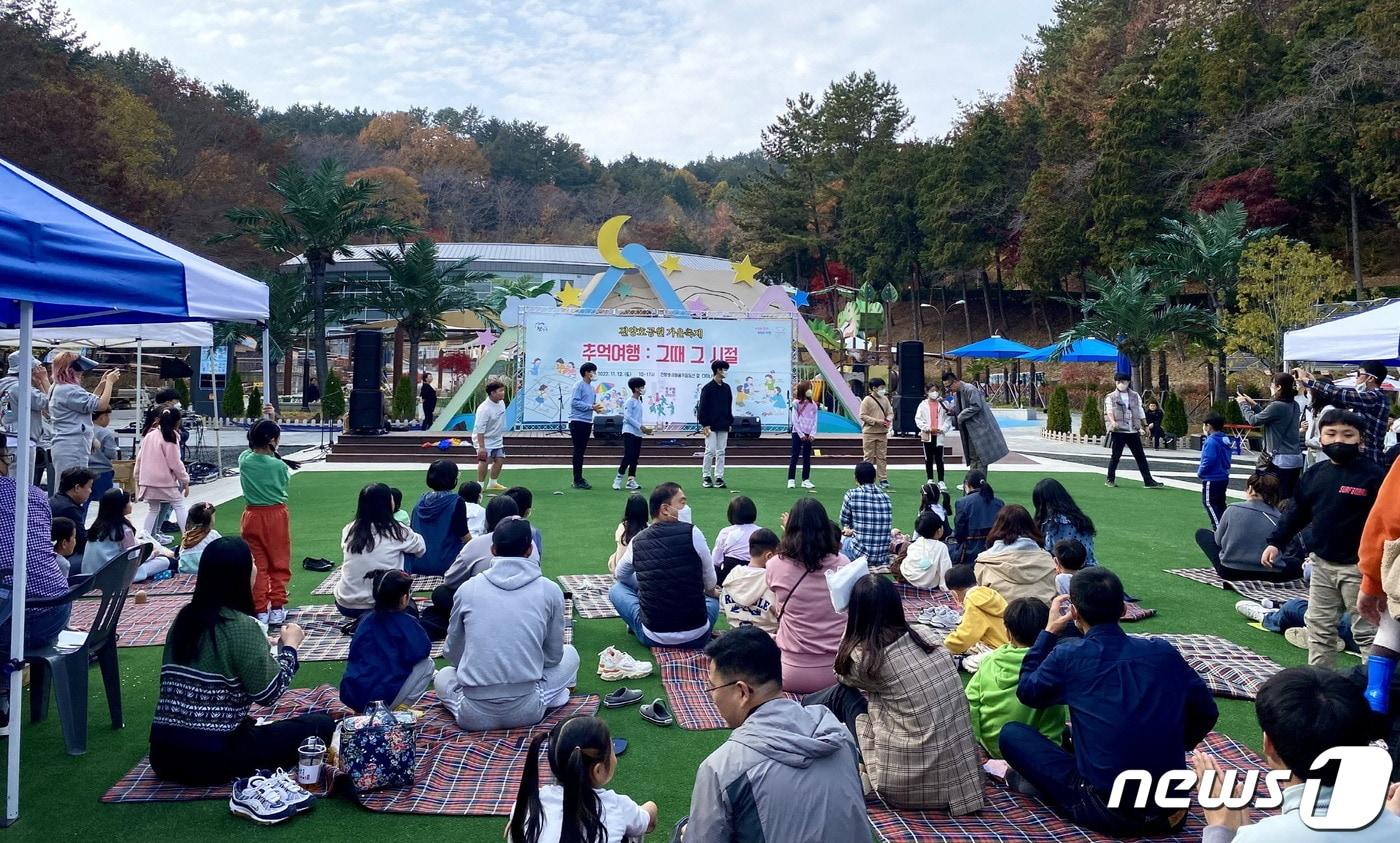 본문 이미지 - 2022 진양호공원 가을축제 장면(진주시 제공).