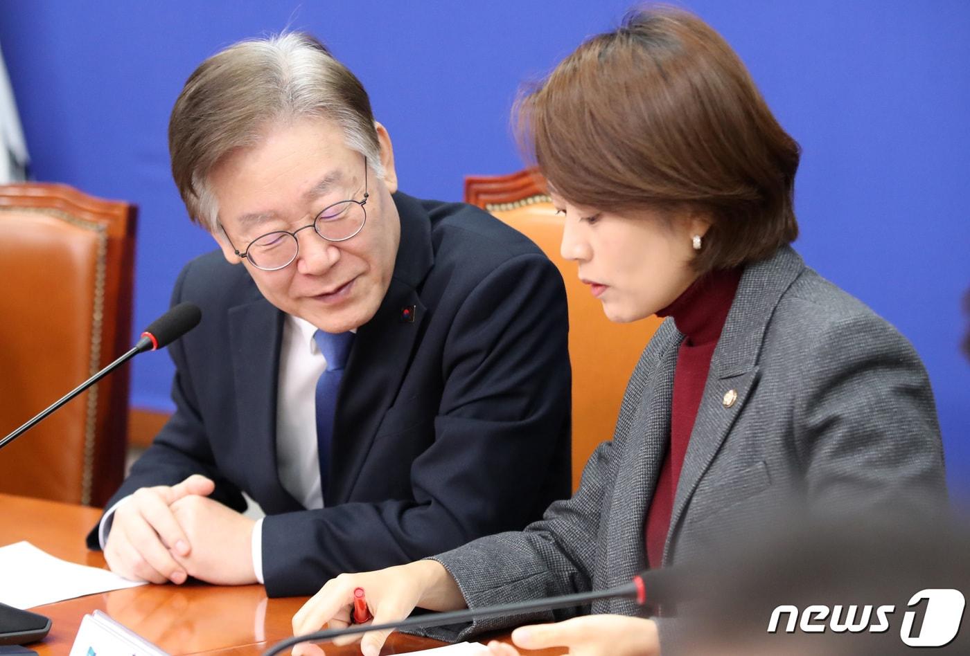 이재명 더불어민주당 대표와 이야기하고 있는 고민정 의원. 2023.11.1/뉴스1 ⓒ News1 임세영 기자