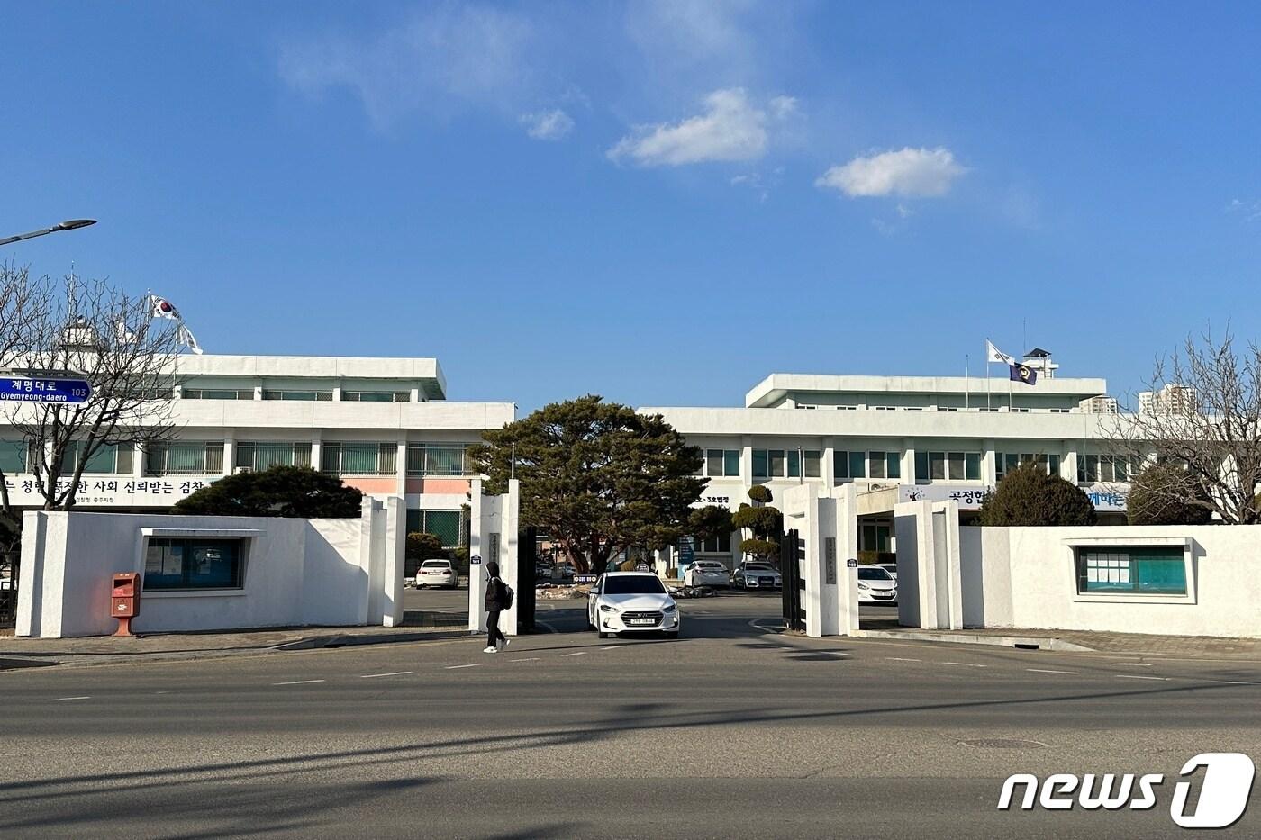본문 이미지 -  1일 검찰이 자신이 낳은 아기를 숨지게 하고, 시신을 쓰레기통에 유기한 30대 여성에게 징역형의 집행유예를 선고한 1심에 불복해 항소했다. 사진은 청주지검 충주지청과 청주지법 충주지원 전경.2023.11.1/뉴스1