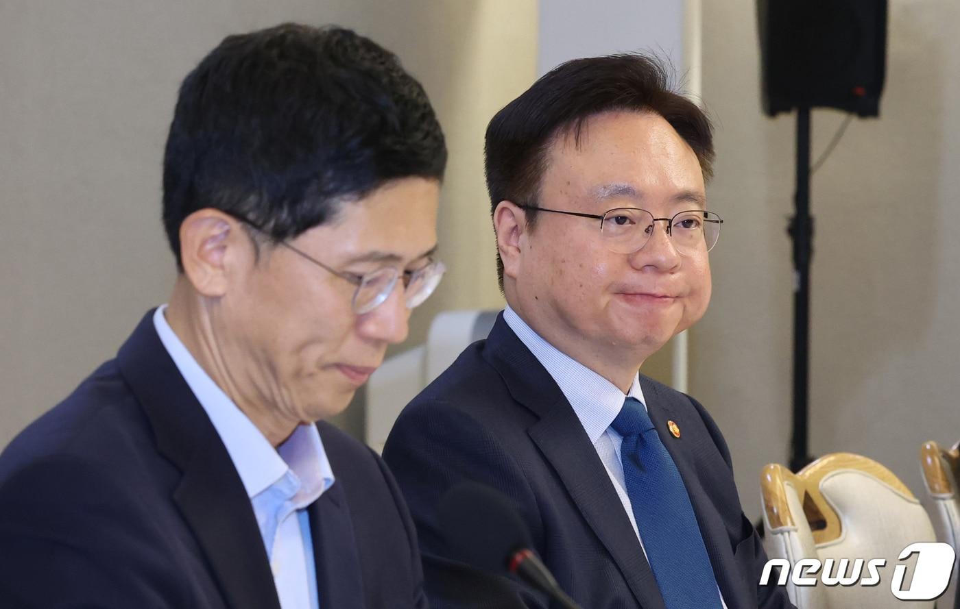 본문 이미지 - 조규홍 보건복지부 장관이 1일 오전 서울 종로구 세종대로 정부서울청사에서 열린 제2차 보건의료정책심의위원회에서 생각에 잠겨 있다. 2023.11.1/뉴스1 ⓒ News1 김명섭 기자