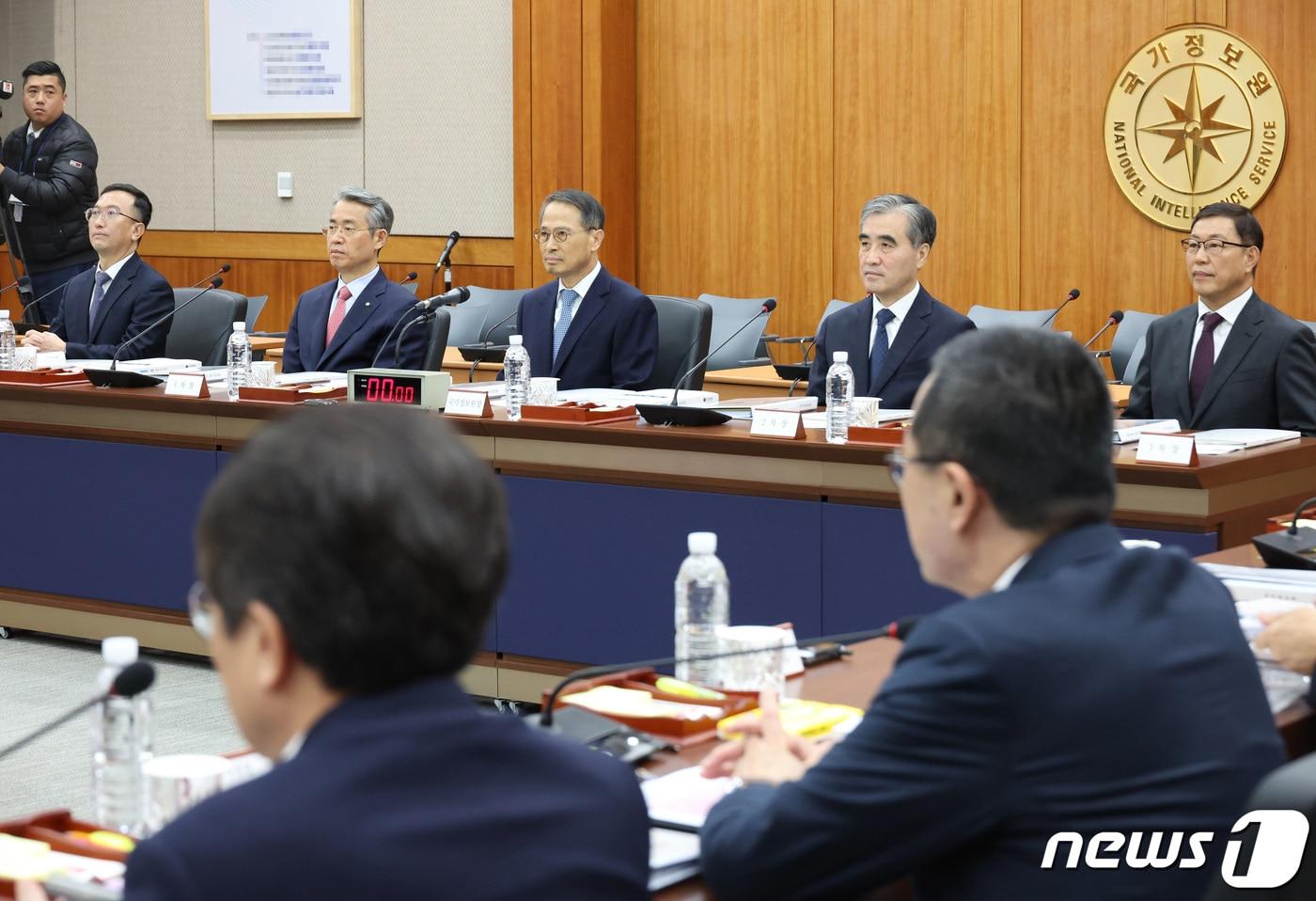 본문 이미지 - 김규현 국가정보원장이 1일 내곡동 국정원에서 열린 국회 정보위원회 국정감사에 출석해 있다. 왼쪽부터 김남우 국정원 기조실장, 권춘택 1차장, 김 원장, 김수연 2차장, 백종욱 3차장. 2023.11.1/뉴스1 ⓒ News1 국회사진취재단