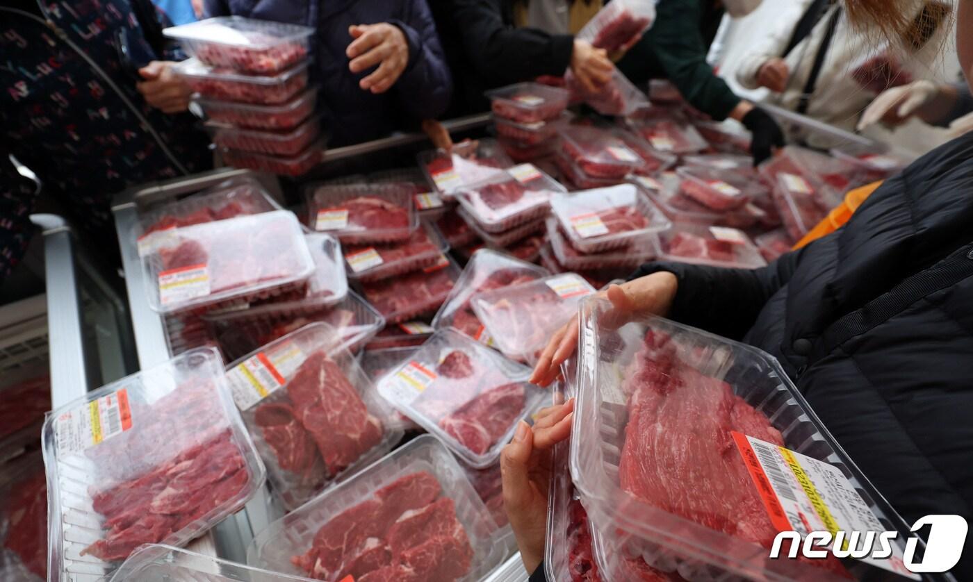 서울 서초구 하나로마트 양재점에서 시민들이 한우를 구매하고 있다. 2023.11.1/뉴스1 ⓒ News1 김성진 기자