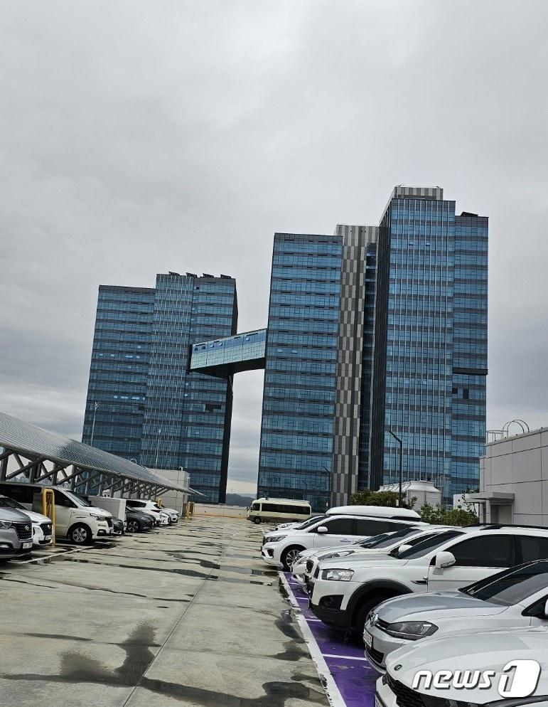 본문 이미지 - 분양사기를 주장하며 수분양자들이 업체를 상대로 분양대금반환과 손해배상을 청구하는 소송을 제기한 경기 오산시의 지식산업센터.(수분양자 제공)