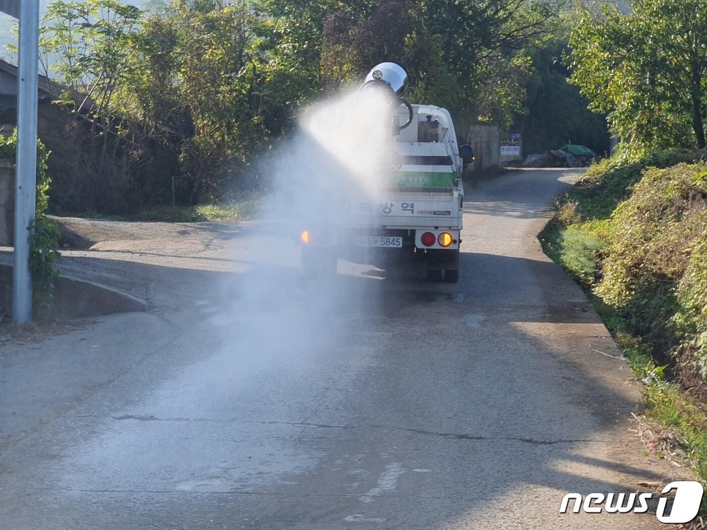 본문 이미지 - 밀양시 축협 공동방제단이 축사 주변 매개체&#40;흡혈곤충&#41; 방제를 하고 있다.&#40;밀양시 제공&#41;