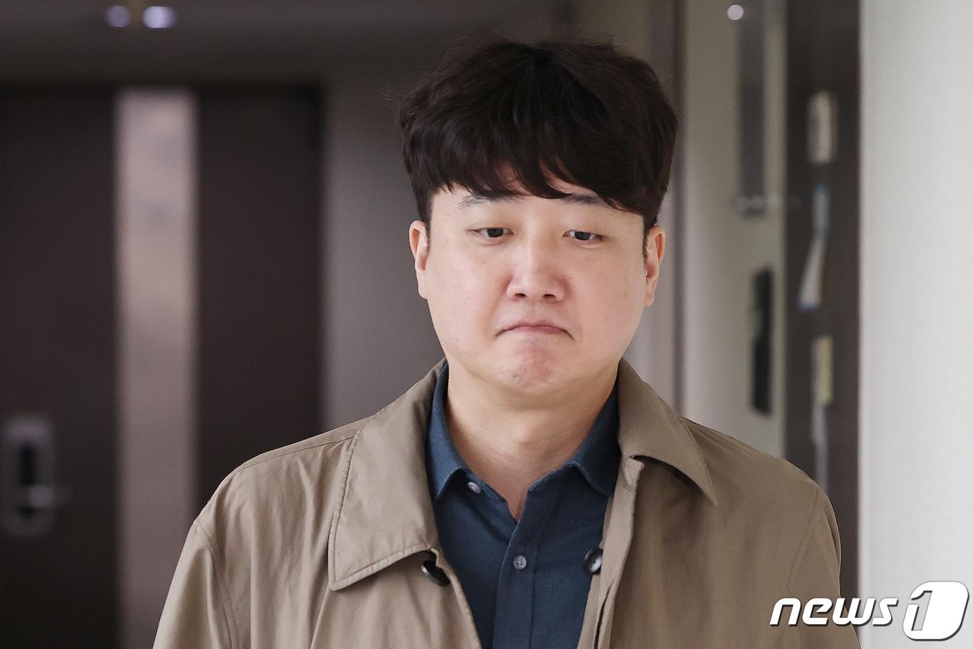 본문 이미지 - 이준석 전 국민의힘 대표가 1일 오후 서울 종로구의 김종인 전 비상대책위원장 사무실을 방문하고 있다2023.11.1/뉴스1 ⓒ News1 민경석 기자