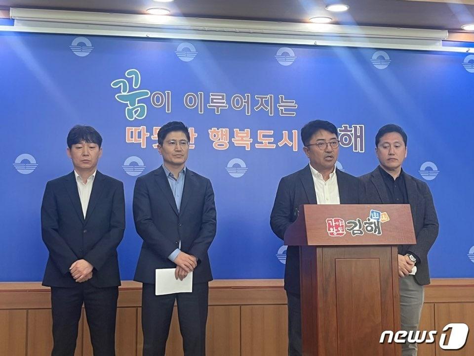 본문 이미지 - NHN클라우드㈜, HDC현대산업개발은 1일 기자회견을 열고 NHN김해데이터센터 건립 공사 포기 의사를 밝히고 있다.  2023.11.1 ⓒ 뉴스1 송보현 기자