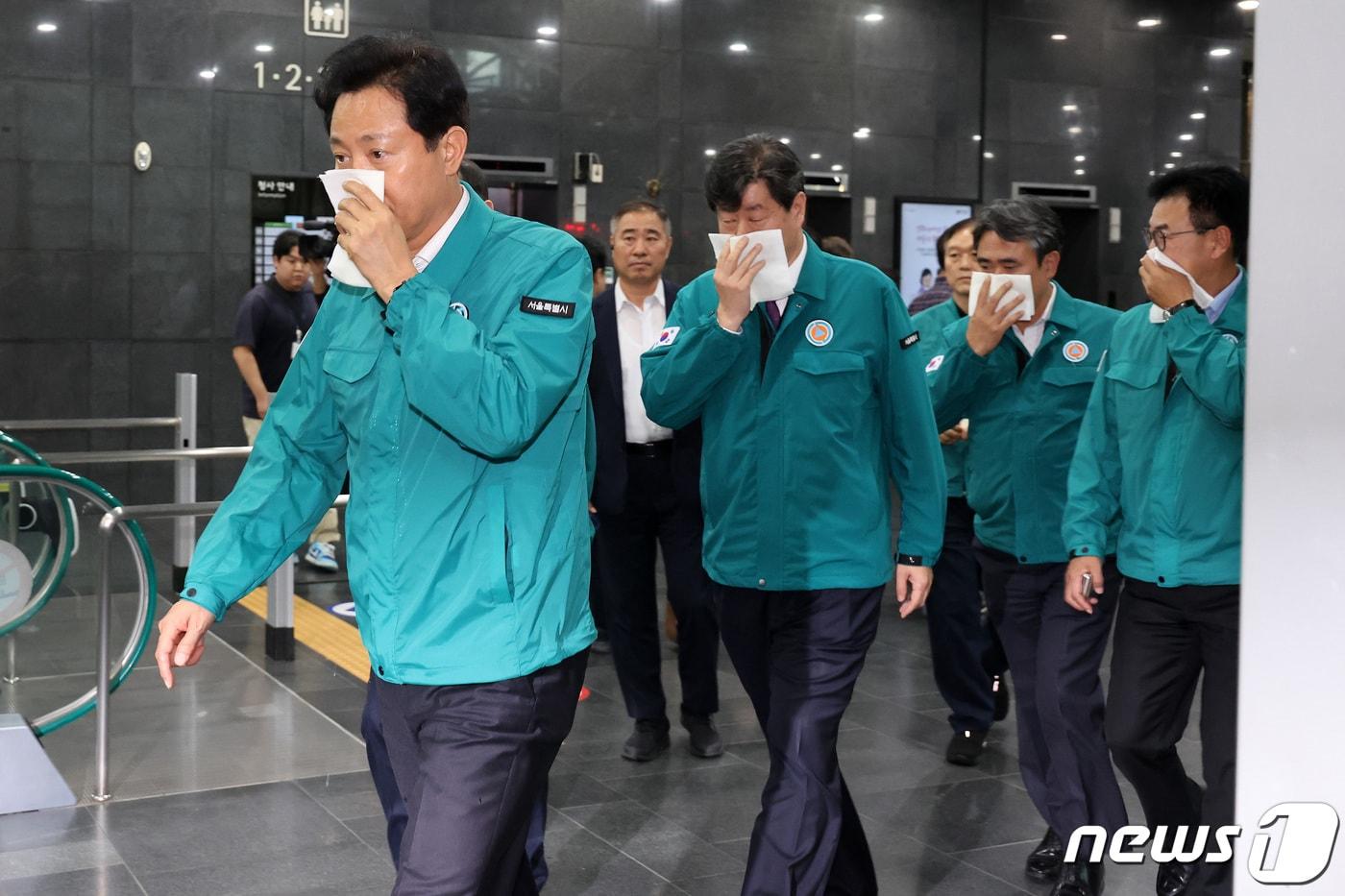 오세훈 서울시장이 1일 오후 서울시청에서 '2023년 재난대응 안전한국훈련'과 연계해 열린 화재 대비 민방위 훈련에서 화재경보가 울리자 대피장소로 이동하고 있다. 2023.11.1/뉴스1 ⓒ News1 이동해 기자