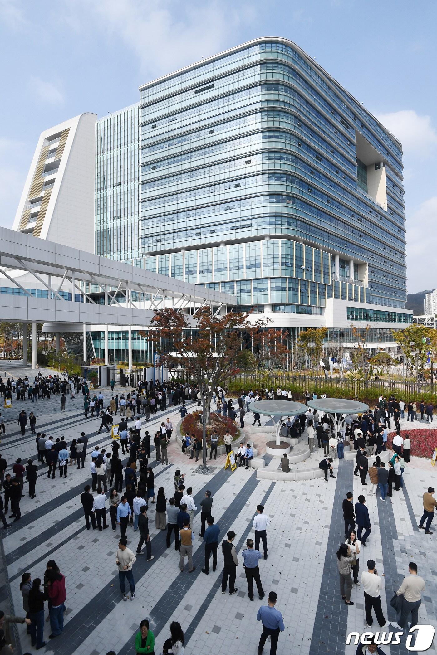 본문 이미지 - 세종시 정부세종청사 중앙동에서 실시된 2023년 재난대응 안전한국훈련 연계 11월 화재대비 민방위 훈련에서 공무원들이 화재경보 발령 후 건물 밖으로 나와 훈련 종료를 기다리고 있다. 2023.11.1/뉴스1 ⓒ News1 김기남 기자