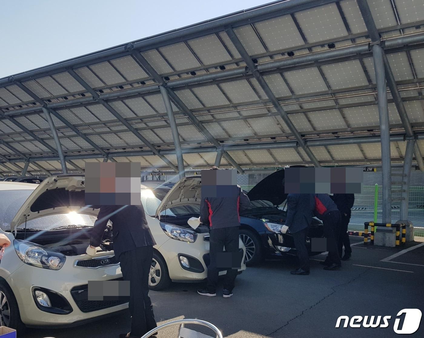 본문 이미지 - 청주시차량등록사업소 관계자들이 자동차를 무상점검을 하고 있다.(청주시 제공).2023.11.1./뉴스1