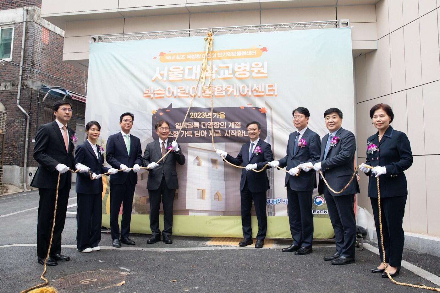 센터 제막식을 진행하는 모습. 좌측에서 두 번째와 세 번째 각각 지준숙 넥슨스페이스 대표, 김정욱 넥슨재단 이사장 (넥슨 제공)