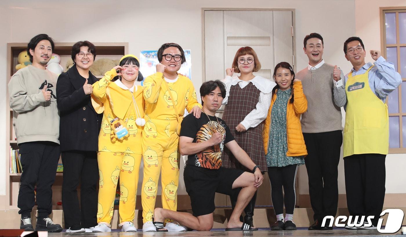 이재현 PD(왼쪽부터)와 김상미 CP, 개그맨 이수경, 홍현호, 정태호, 조수연, 김지영, 김원효, 정범균이 1일 오후 서울 영등포구 KBS별관에서 진행된 KBS2 예능프로그램 ‘개그콘서트’ 제작발표회에서 포즈를 취하고 있다. '개그콘서트'는 지난 1999년 9월부터 방송을 시작해 종영을 맞은 2020년 6월까지 약 20년9개월 동안 방송된 대한민국 역대 최장수 코미디 프로그램이다. 오는 12일 밤 방송 중단 3년여 만에 1천51회를 시작으로 부활한다. 2023.11.1/뉴스1 ⓒ News1 권현진 기자