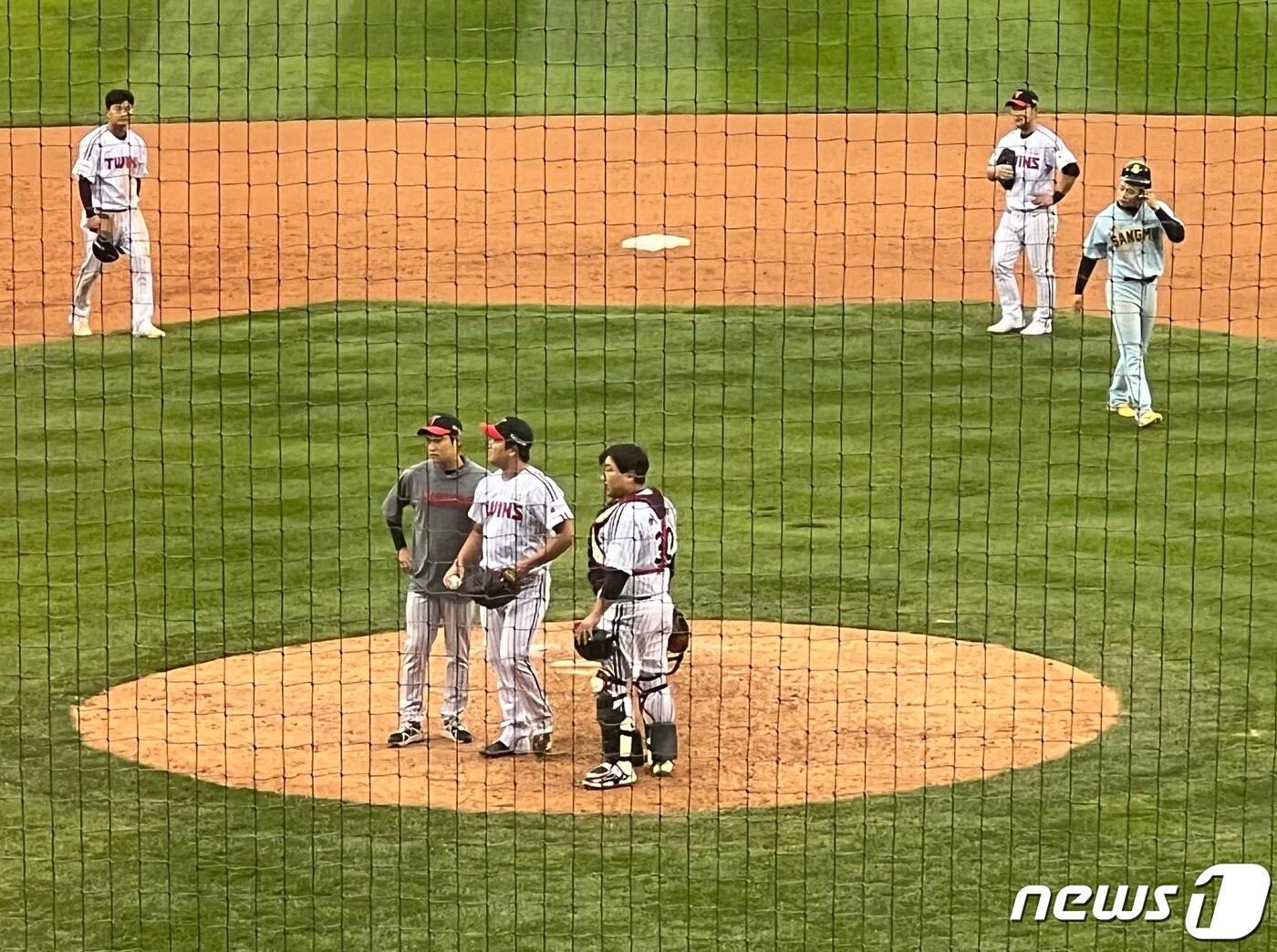 본문 이미지 - LG 트윈스 투수 고우석이 1일 서울 잠실구장에서 열린 상무와 연습경기에서 9회초 투구 도중 허리 근육통을 호소, 투구를 중단했다. 2023.11.1/뉴스1 ⓒ News1 이상철 기자