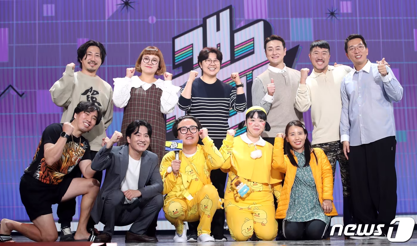 김상미 CP와 이재현 PD를 비롯한 출연진들이 1일 오후 서울 영등포구 KBS별관에서 진행된 KBS2 예능프로그램 ‘개그콘서트’ 제작발표회에서 포즈를 취하고 있다. '개그콘서트'는 지난 1999년 9월부터 방송을 시작해 종영을 맞은 2020년 6월까지 약 20년9개월 동안 방송된 대한민국 역대 최장수 코미디 프로그램이다. ⓒ News1