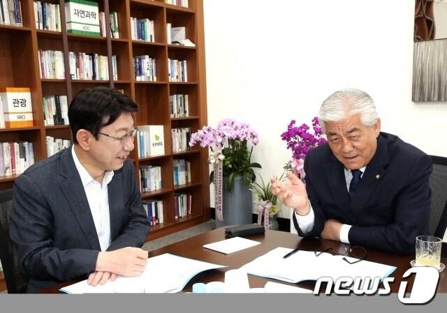 본문 이미지 - 우범기 전주시장(사진 왼쪽)이 1일 이상헌 문화체육관광위원장(더불어민주당)을 만나 ‘국립후백제역사문화센터 건립사업’ 등 신규사업 5개와 계속사업 4건에 대한 예산반영을 요청하고 있다.(전주시 제공)/뉴스1