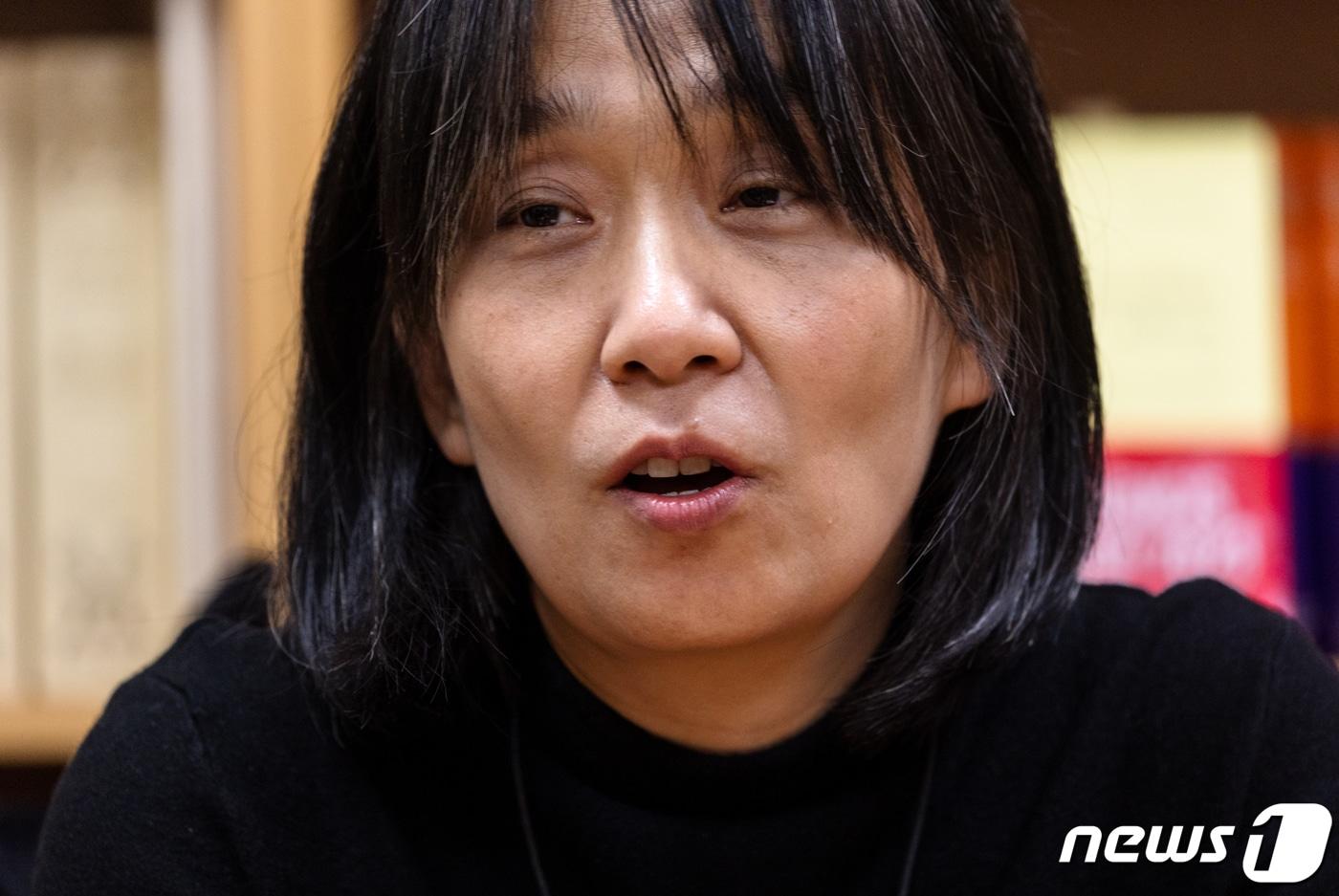 본문 이미지 - 장편소설 ‘작별하지 않는다’로 프랑스 4대 문학상 중 하나인 메디치 외국문학상을 받은 작가 한강이 9일 오후(현지시간) 프랑스 파리 그라세(Grasset)출판사에서 한국 특파원들과 인터뷰를 하고 있다. 2023.11.10/뉴스1 ⓒ News1 이준성 기자
