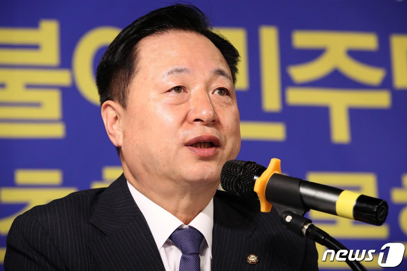 본문 이미지 - 김두관 더불어민주당 의원(경남 양산 을)이 10일 오전 대구 남구 이천동 대구아트파크에서 열린 대구·경북 중견언론인모임 아시아포럼21 주최 정책토론회에 참석해 정책 질의에 답하고 있다. 2023.11.10/뉴스1 ⓒ News1 공정식 기자
