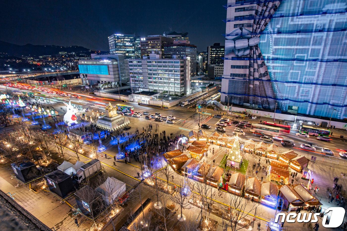 2022 서울빛초롱축제 & 광화문광장 마켓이 개최 중인 광화문광장 전경(서울관광재단 제공)