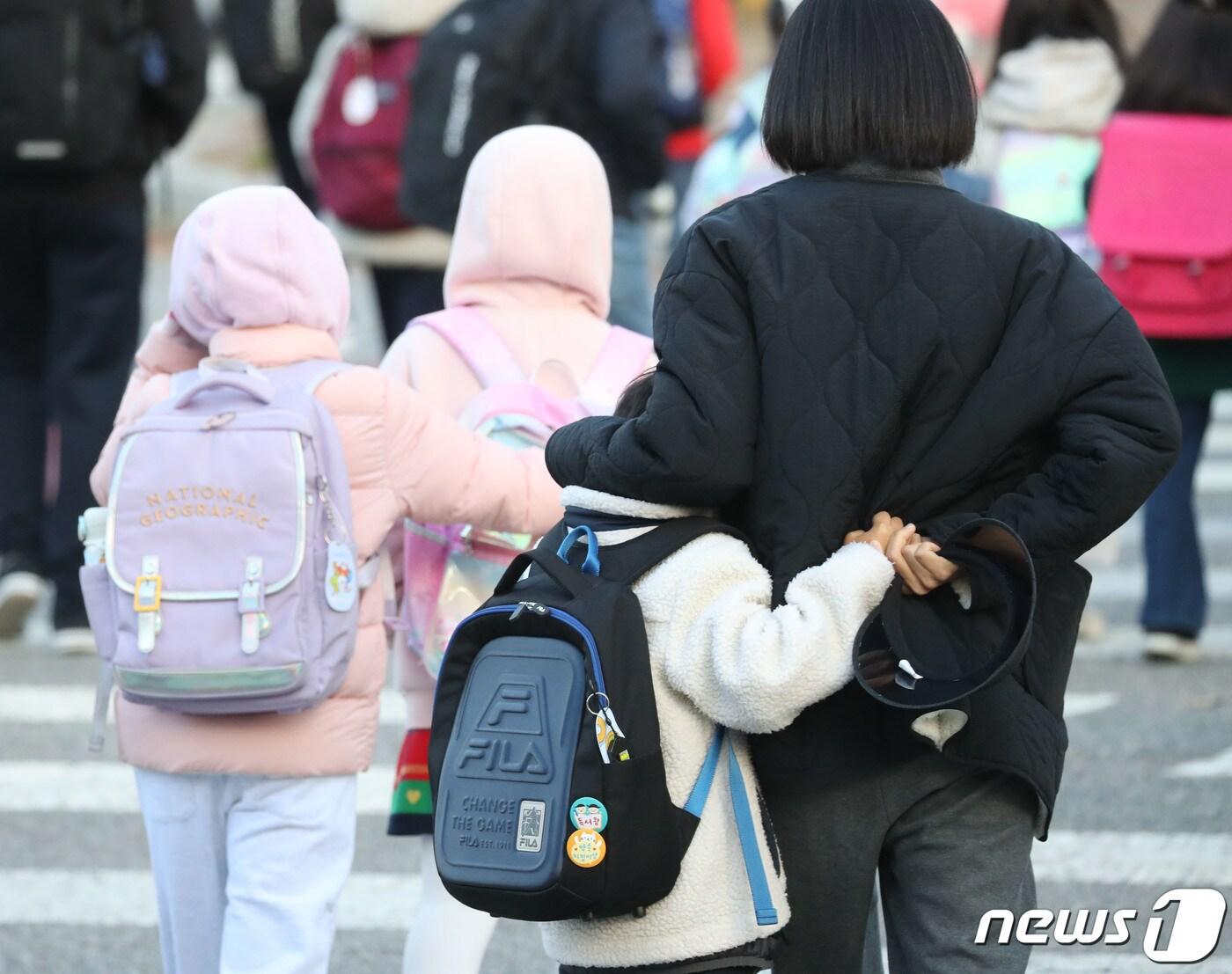 본문 이미지 - 북서쪽에서 찬 공기가 내려와 추운 날씨를 보인 10일 오전 경기 화성시의 한 초등학교 앞에서 아이들이 두터운 외투를 입고 등교를 하고 있다. 2023.11.10/뉴스1 ⓒ News1 김영운 기자