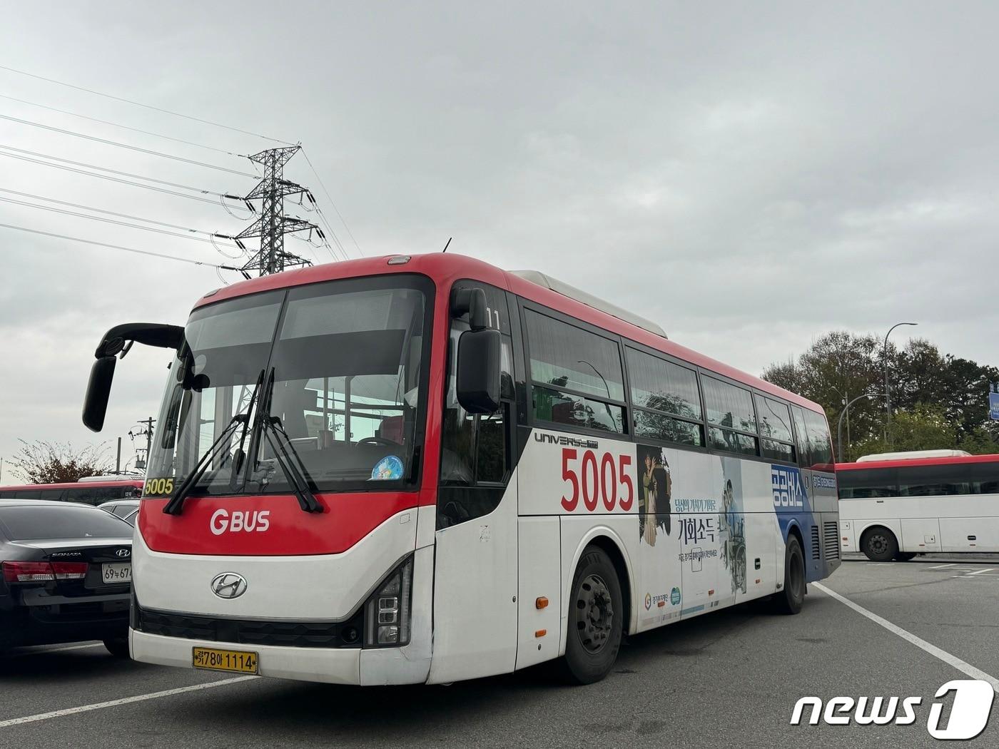 본문 이미지 - 용인시가 출근 시간대에 강남대역에서 출발하는 5005번 전세버스 3대를 운행한다.(용인시 제공)