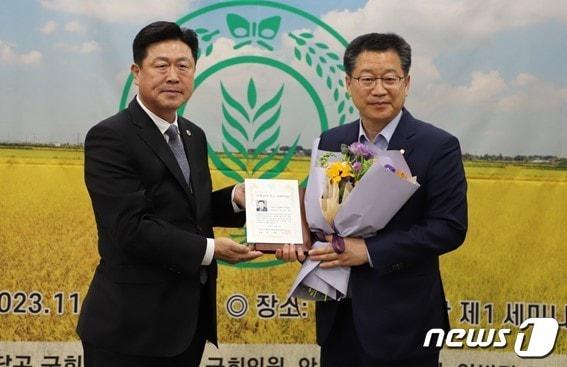 본문 이미지 - 안호영 더불어민주당 의원(오른쪽)이 한농연으로부터 우수 국정감사 의원을 수상하고 있다.(의원실제공)2023.11.10/뉴스1