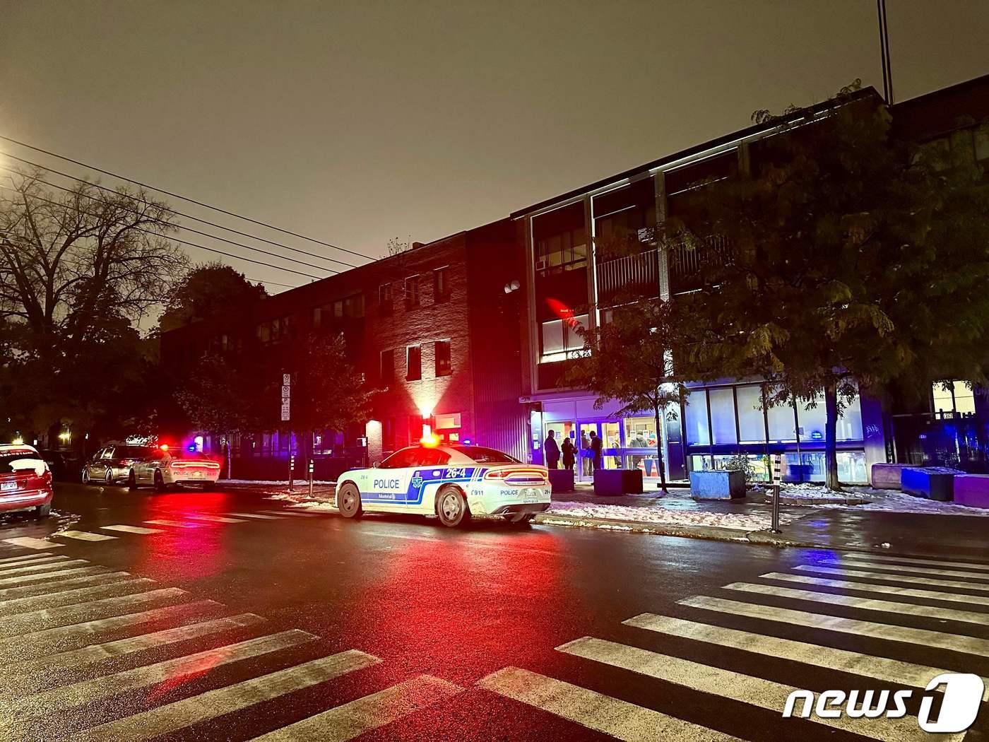 본문 이미지 - 9일(현지시간) 캐나다 퀘벡주 몬트리올 지역의 유대인 초등학교 두 곳이 총격을 당하는 일이 발생한 가운데 사건 현장에 경찰차가 도착해 서있다. 2023.11.10 ⓒ AFP=뉴스1