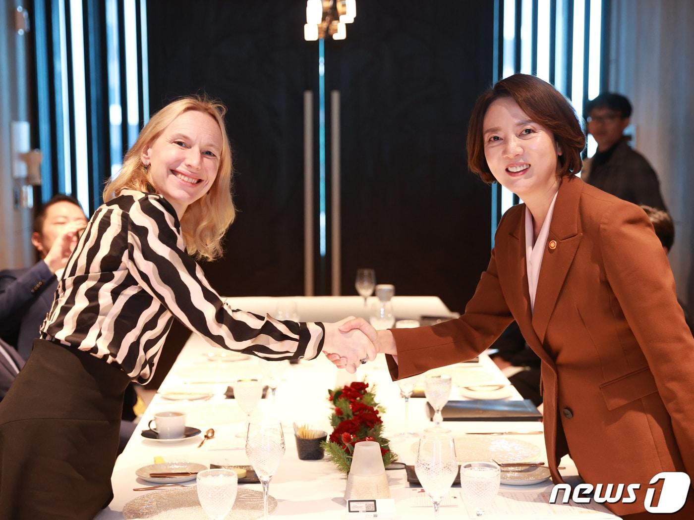 본문 이미지 - 이영 중소벤처기업부 장관과 플로랑스 베르제랑 다쏘시스템 수석부사장이 기념촬영을 하고 있다.(중소벤처기업부 제공)