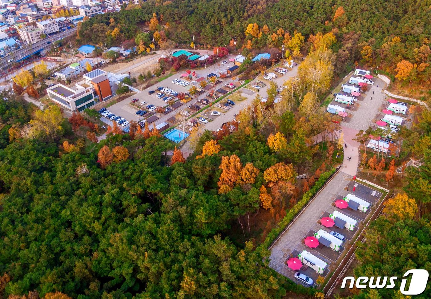 지난해 9만 명이 넘는 이용객이 다녀간 대구 달서구 송현동 &#39;달서별빛캠프 캠핑장&#39; 전경. 도심 한 가운데 위치해 접근성이 좋고, 낮에 탁 트인 도심 전경과 야경이 아름다워 대구의 대표 명소로 거듭나고 있다. &#40;달서구 제공&#41;