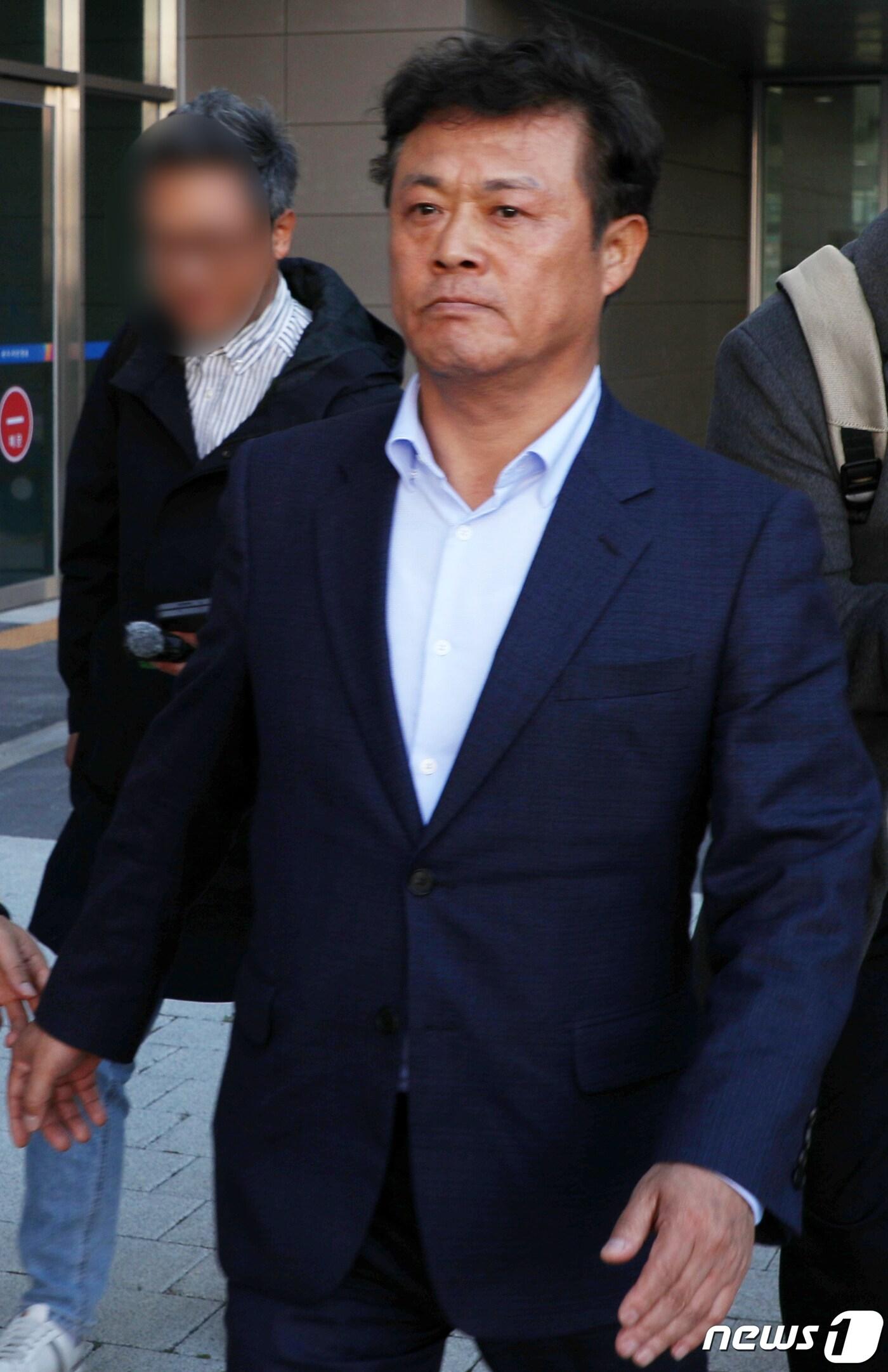 본문 이미지 - 이학수 정읍시장이 전북 전주시 전주지법에서 열린 항소심 선고 공판을 마치고 법원을 나서고 있다. 2023.11.10/뉴스1 ⓒ News1 유경석 기자