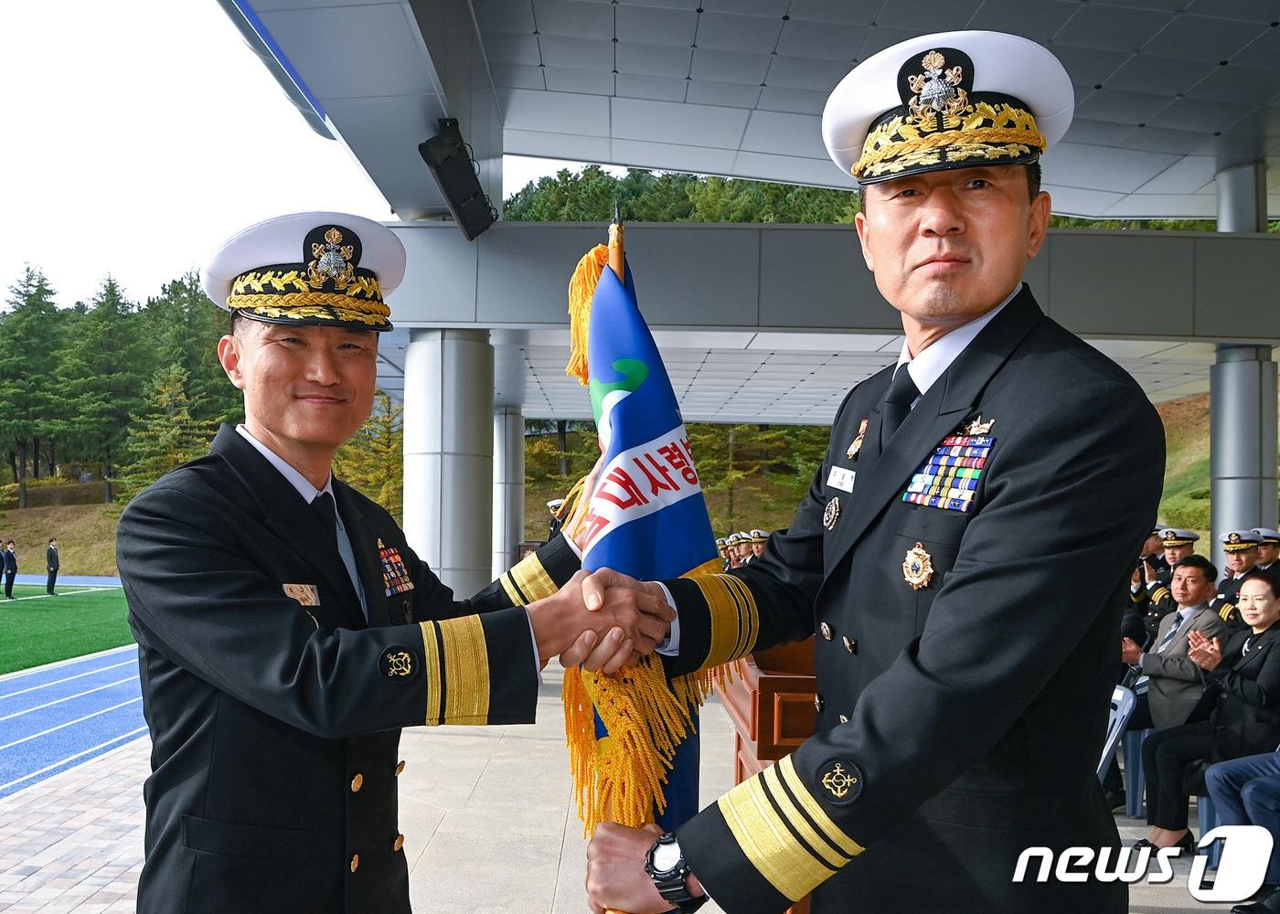 본문 이미지 - 10일 해군1함대 사령부 연병장에서 열린 해군1함대 사령관 취임식에서 박규백 신임 1함대사령관(사진 왼쪽)이 최성혁 해군작전사령관으로부터 부대기를 이양 받고 있다.(해군1함대 제공) 2023.11.10/뉴스1