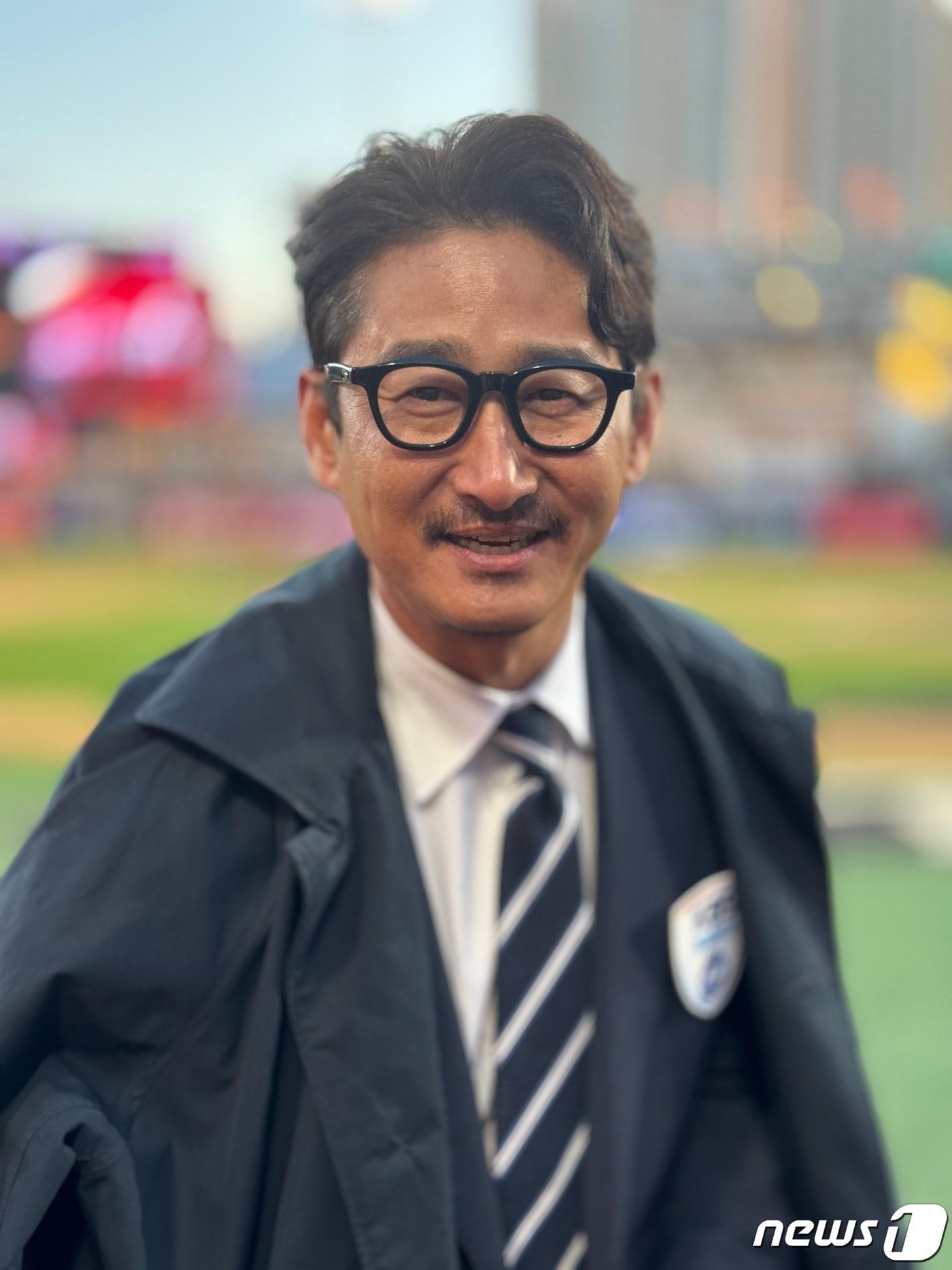 본문 이미지 -   한국시리즈 3차전이 열리기 전 수원 케이티위즈파크에서 만난 박용택 해설위원. ⓒ News1 서장원 기자