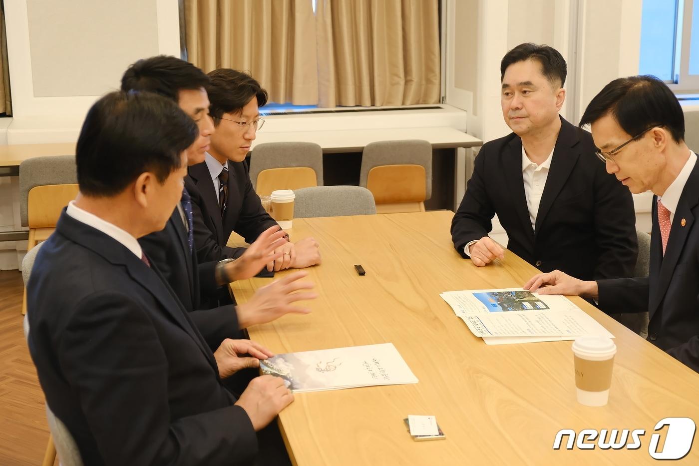본문 이미지 - 금산군의회 정옥균 부의장(왼쪽 두번째)과 박병훈 의원(왼쪽 세번째), 박범인 금산군수(왼쪽 첫번째)와 김종민 국회의원(오른쪽 두번째)이 방문규 산업통산자원부장관에게 양수발전소 금산 건설의 당위성을 설명하고 있다.(금산군 제공)/뉴스1 