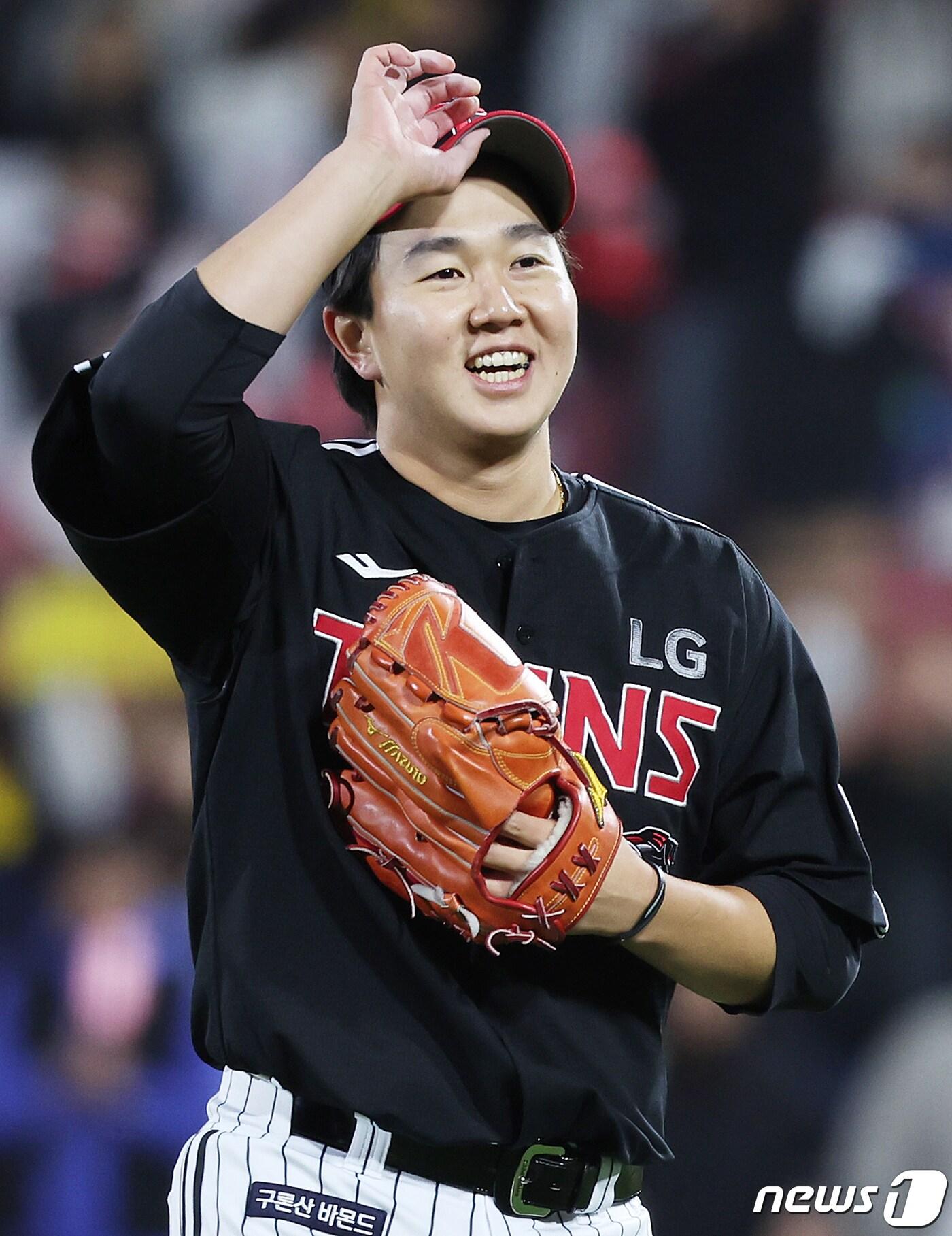 본문 이미지 - 10일 오후 경기도 수원시 장안구 수원KT위즈파크에서 열린 '2023 신한은행 SOL KBO 포스트시즌' 한국시리즈 3차전 kt 위즈와 LG 트윈스의 경기에서 7회말 이닝을 마친 LG 유영찬이 더그아웃으로 향하고 있다. 2023.11.10/뉴스1 ⓒ News1 이재명 기자