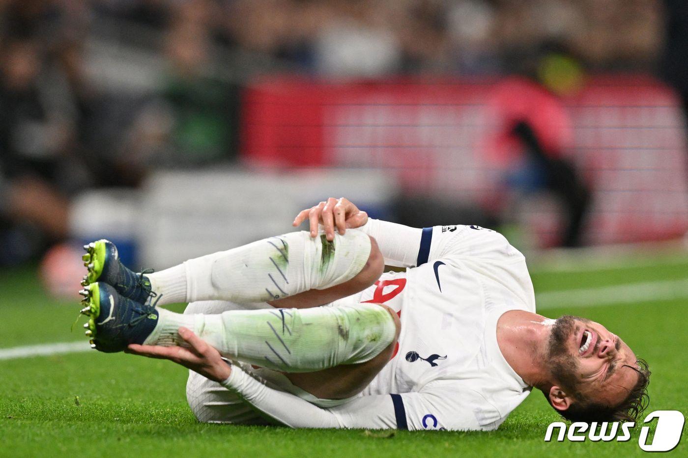 발목 부상을 당한 제임스 매디슨.ⓒ AFP=뉴스1