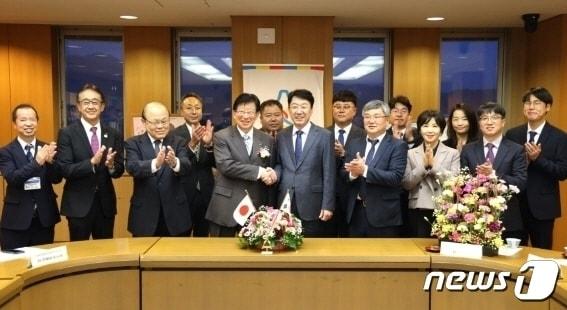 본문 이미지 - 우범기 시장을 비롯한 전주시 방문단인 지난 6일 일본 시즈오카현을 방문해 가와카쓰 헤이타 현지사 등 시즈오카현 관계자들과 상호협력을 주제로 한 환담을 나눴다.(전주시 제공)/뉴스1