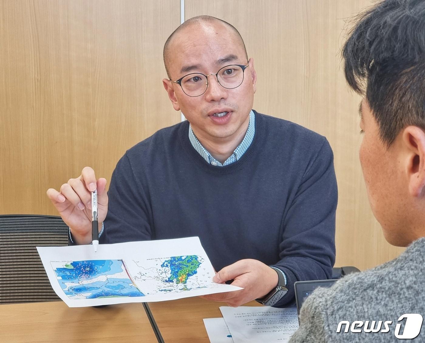 본문 이미지 - 김성묵 기상청 예보정책과장이 10일 올 여름철 강수패턴의 예측 어려움에 대해 설명하고 있다. ⓒ 뉴스1 황덕현 기자