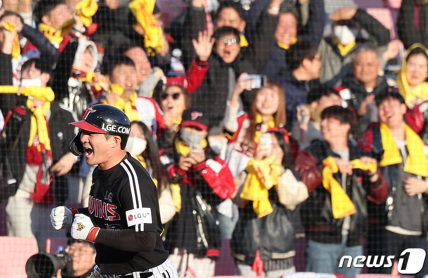 본문 이미지 - 11일 오후 경기도 수원시 장안구 수원KT위즈파크에서 열린 '2023 신한은행 SOL KBO 포스트시즌' 한국시리즈 4차전 kt 위즈와 LG 트윈스의 경기 7회초 1사 1,3루 상황, LG 오지환이 스리런포를 친 후 그라운드를 돌고 있다. 2023.11.11/뉴스1 ⓒ News1 이재명 기자