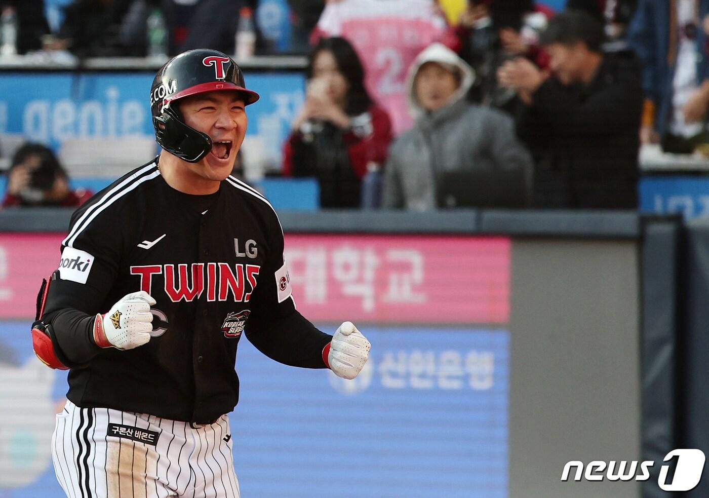 11일 오후 경기도 수원시 장안구 수원KT위즈파크에서 열린 '2023 신한은행 SOL KBO 포스트시즌' 한국시리즈 4차전 kt 위즈와 LG 트윈스의 경기, LG 오지환이 7회초 1사 1,3루에서 스리런 홈런을 친 뒤 더그아웃으로 향하며 환호하고 있다. 2023.11.11/뉴스1 ⓒ News1 김진환 기자