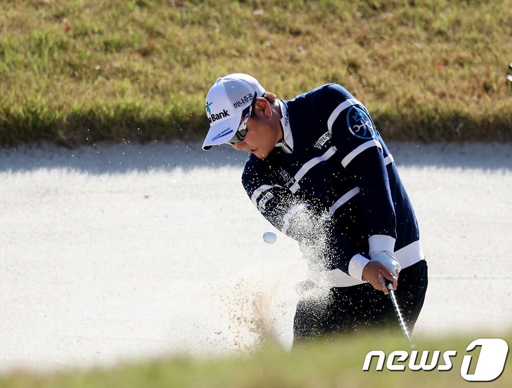 본문 이미지 - 함정우가 11일 경기도 파주시 서원밸리GC에서 열린 엘지 시그니처 플레이어스 챔피언십 3라운드 7번홀에서 벙커샷을 날리고 있다. (KPGA 제공) 2023.11.11/뉴스1