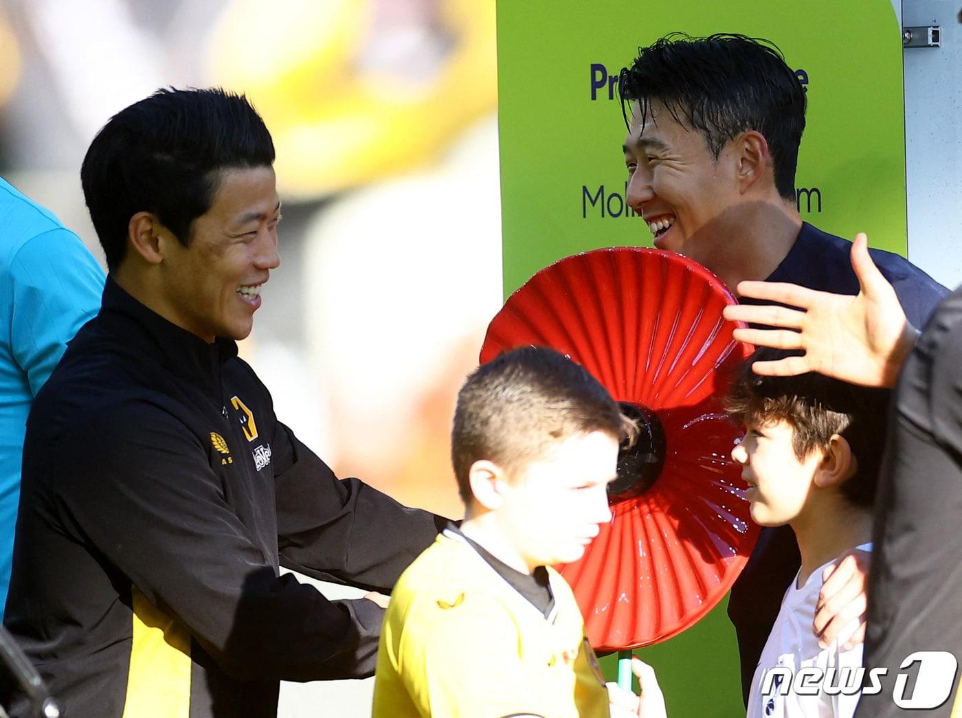 본문 이미지 - 손흥민&#40;오른쪽&#41;과 황희찬 ⓒ 로이터=뉴스1