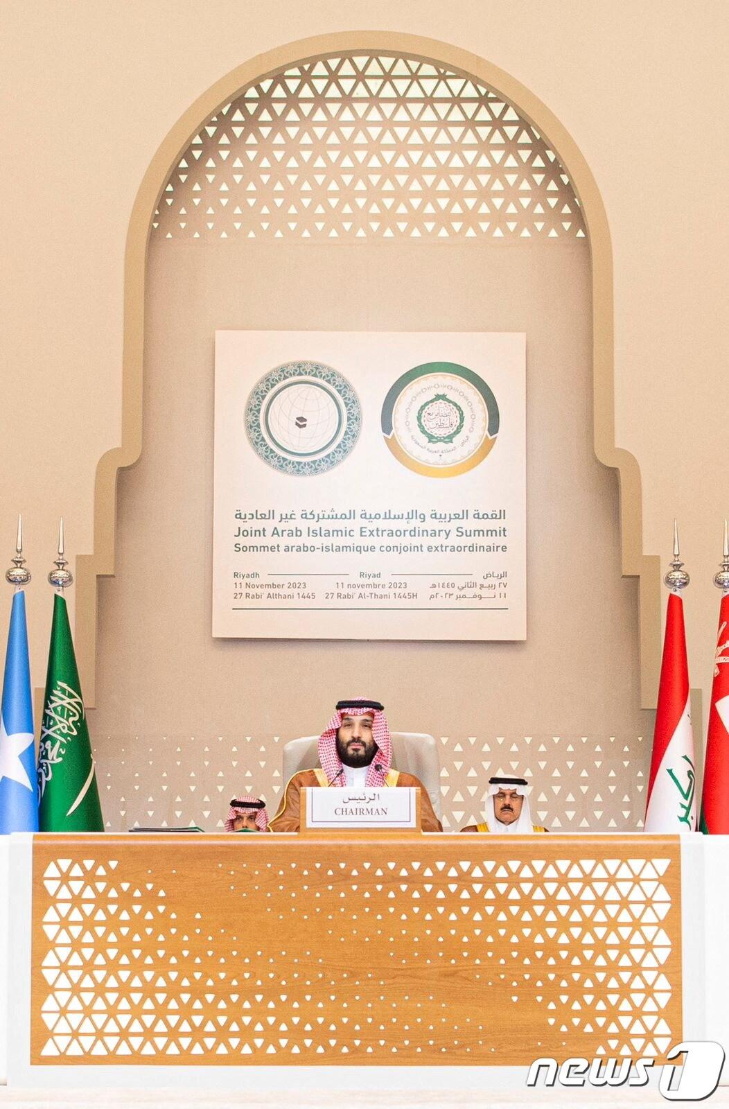 본문 이미지 - 11일(현지시간) 무함마드 빈살만 사우디아라비아 왕세자가 리야드에서 열린 이슬람협력기구(OIC) 정상회담에 참석하고 있다. 2023.11.11/뉴스1 ⓒ 로이터=뉴스1 ⓒ News1 김민수 기자