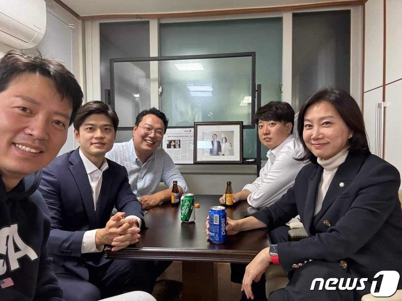 본문 이미지 - 이준석 전 국민의힘 대표(오른쪽에서 두번째)가 허은아 의원과 천하람 순천갑 당협위원장, 김용태 전 최고위원, 이기인 경기도의원(오른쪽부터)과 대화를 나누고 있다. (김용태 전 최고위원 페이스북 갈무리) 2023.11.12/뉴스1 ⓒ News1 허경 기자