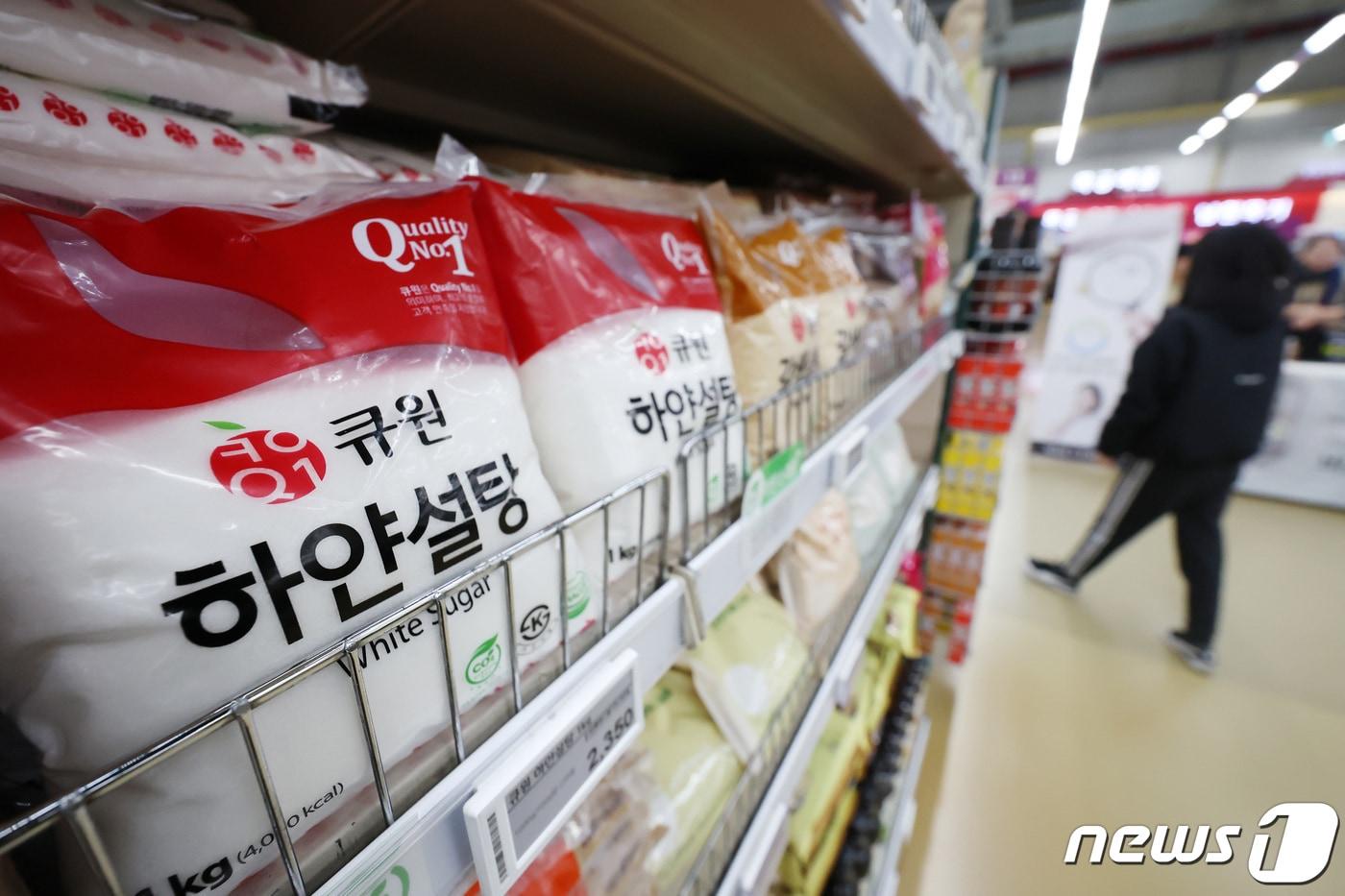 본문 이미지 -  서울 시내 대형마트에 설탕이 진열돼 있다. 2023.11.12/뉴스1 ⓒ News1 김민지 기자