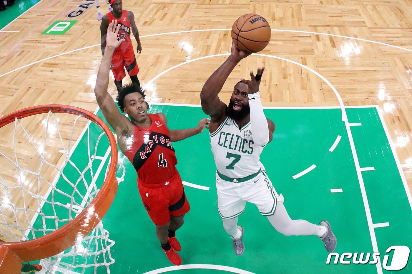 NBA 보스턴 브라운(오른쪽)이 12일(한국시간) 토론토와 경기에서 슛을 시도하고 있다.ⓒ AFP=뉴스1