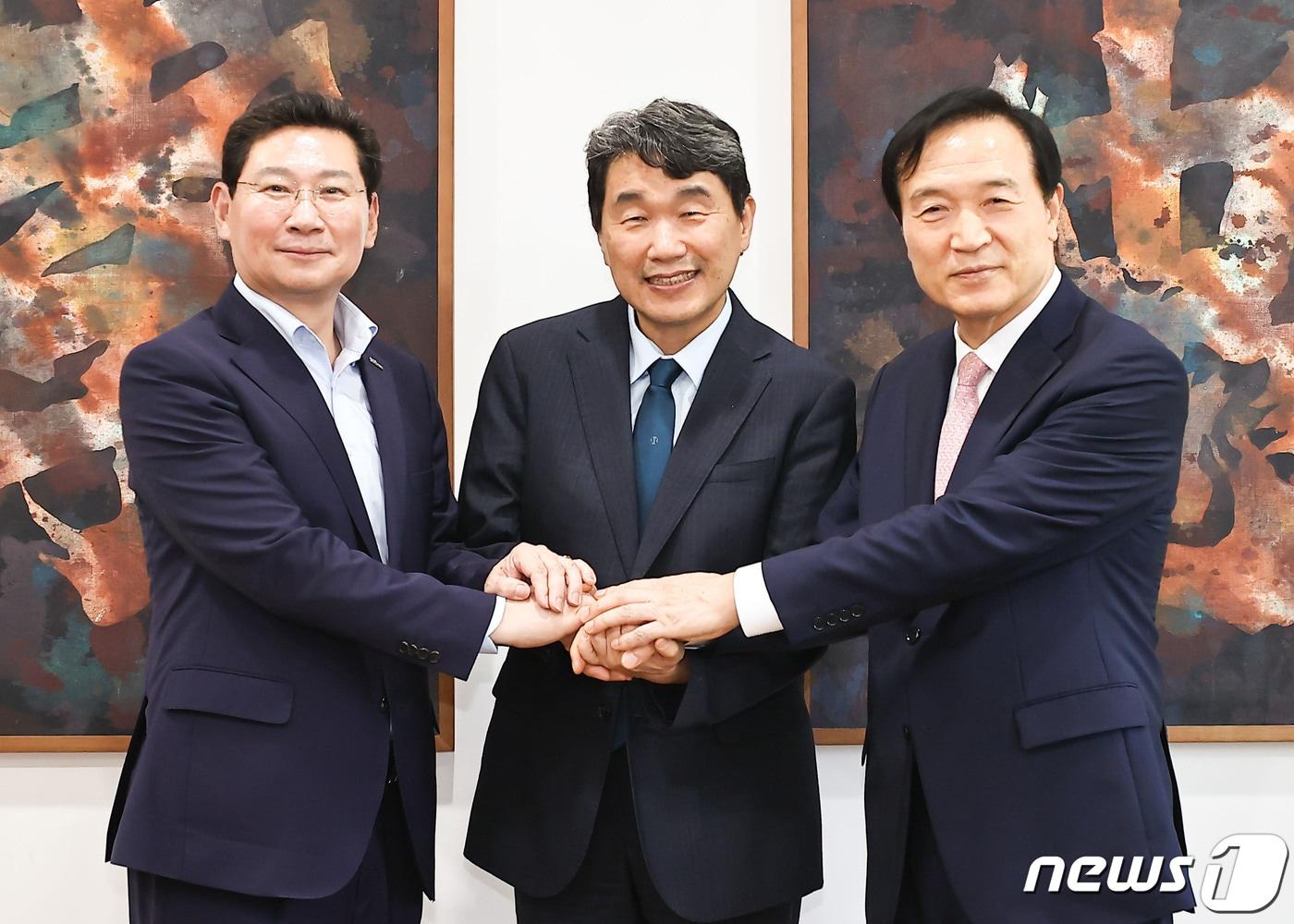 본문 이미지 - 이상일 시장(왼쪽)과 이주호 사회부총리 겸 교육부장관(가운데), 임태희 교육감.(용인시 제공)